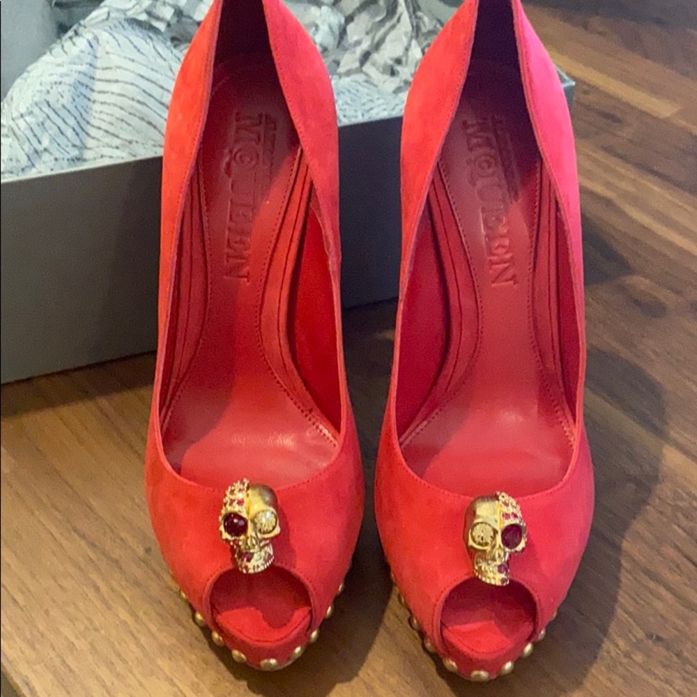 Alexander McQueen skull embellished suede pumps